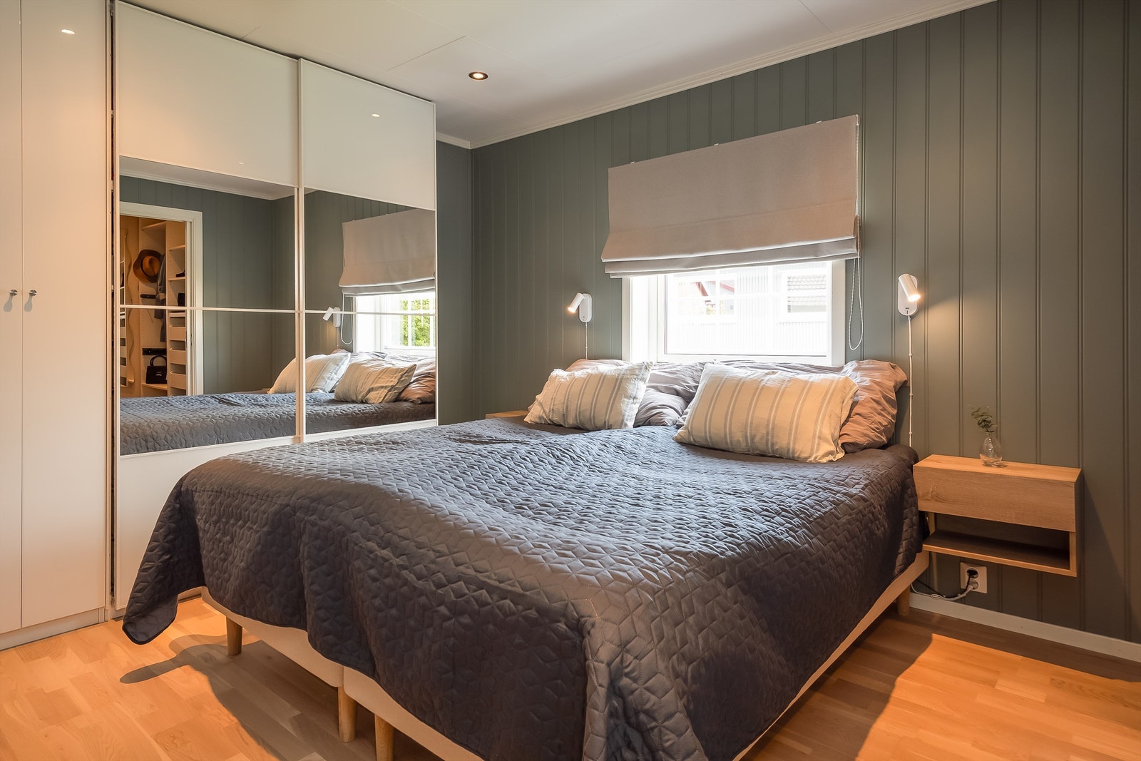 Hovedsoverommet er i dag på hele 10,5 kvm. Vegglamper og nattbord medfølger ikke Galleribilde