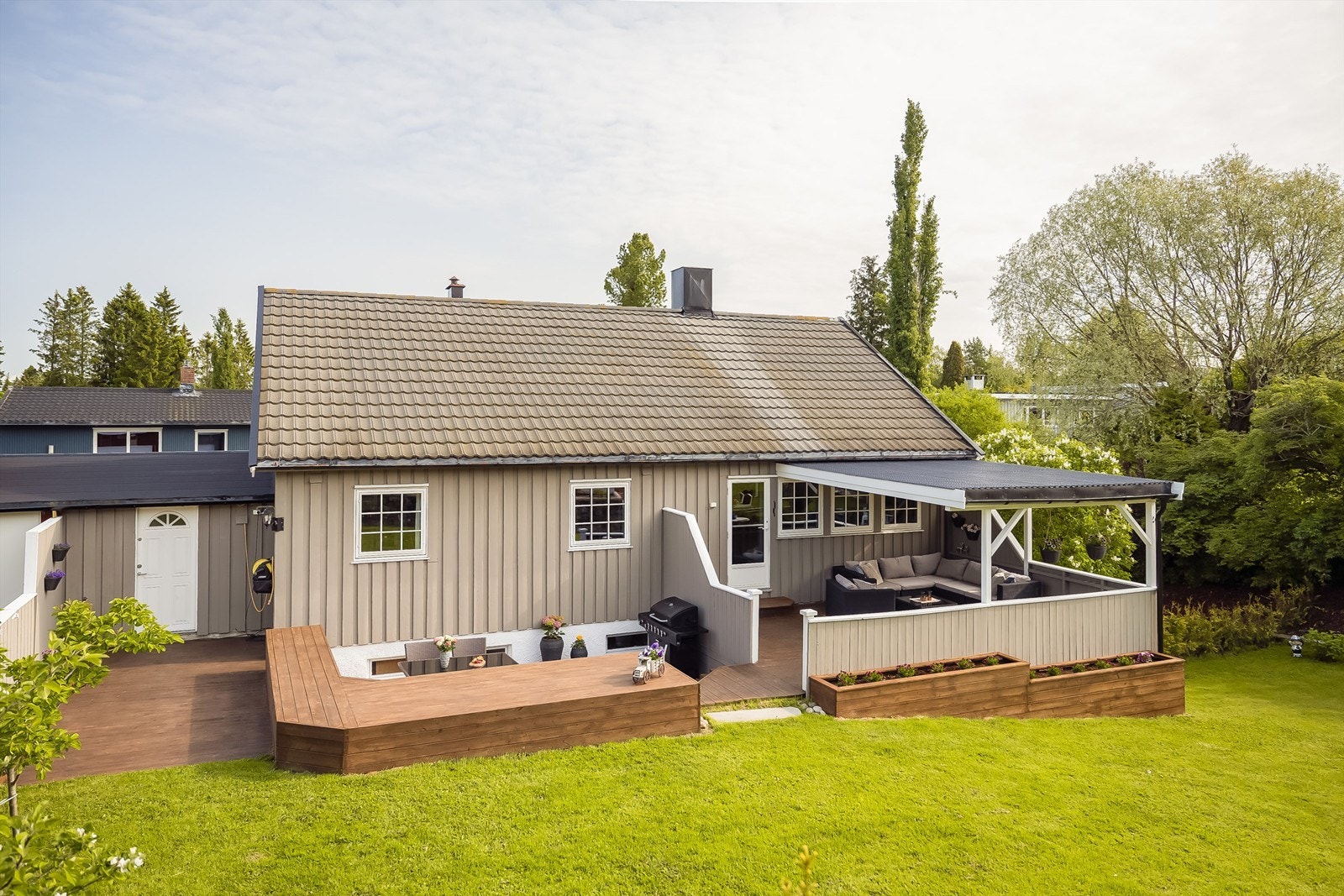 Stor, flott og oppgradert hage på sørsiden av tomten Galleribilde