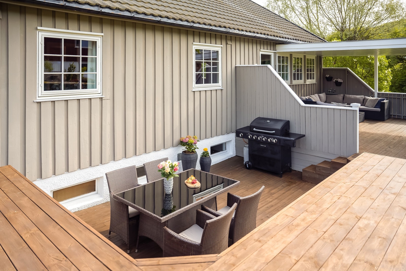 Med både store plattinger og plen så har du rikelig med soner og boltreplass på solsiden av tomten. Terrassen er målt til å være på hele 67 kvm Galleribilde