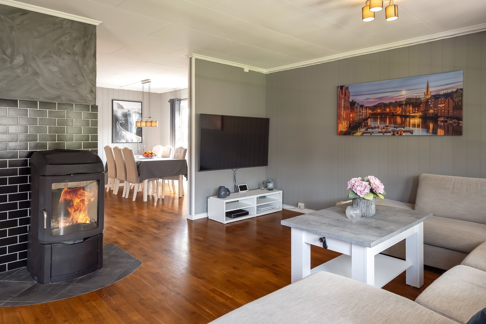 Oppvarming i huset er vedfyring og div elektriske panelovner og varmekabler. I perioden 05-10 er det satt inn nytt sikringsskap i begge enhetene, med automatsikringer. Det er også satt inn ny vedovn i den perioden samt trapp til loftet. Galleribilde