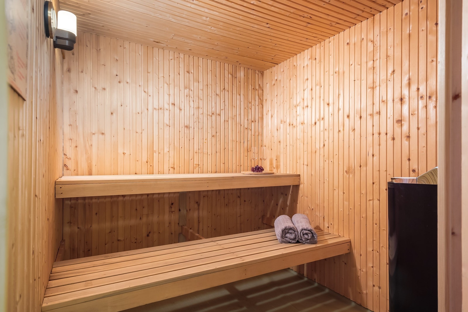 Badstue på 3,5 kvm og tilhørende dusjrom på ca 1 kvm. Her ble det satt inn ny ovn i 2022 Galleribilde