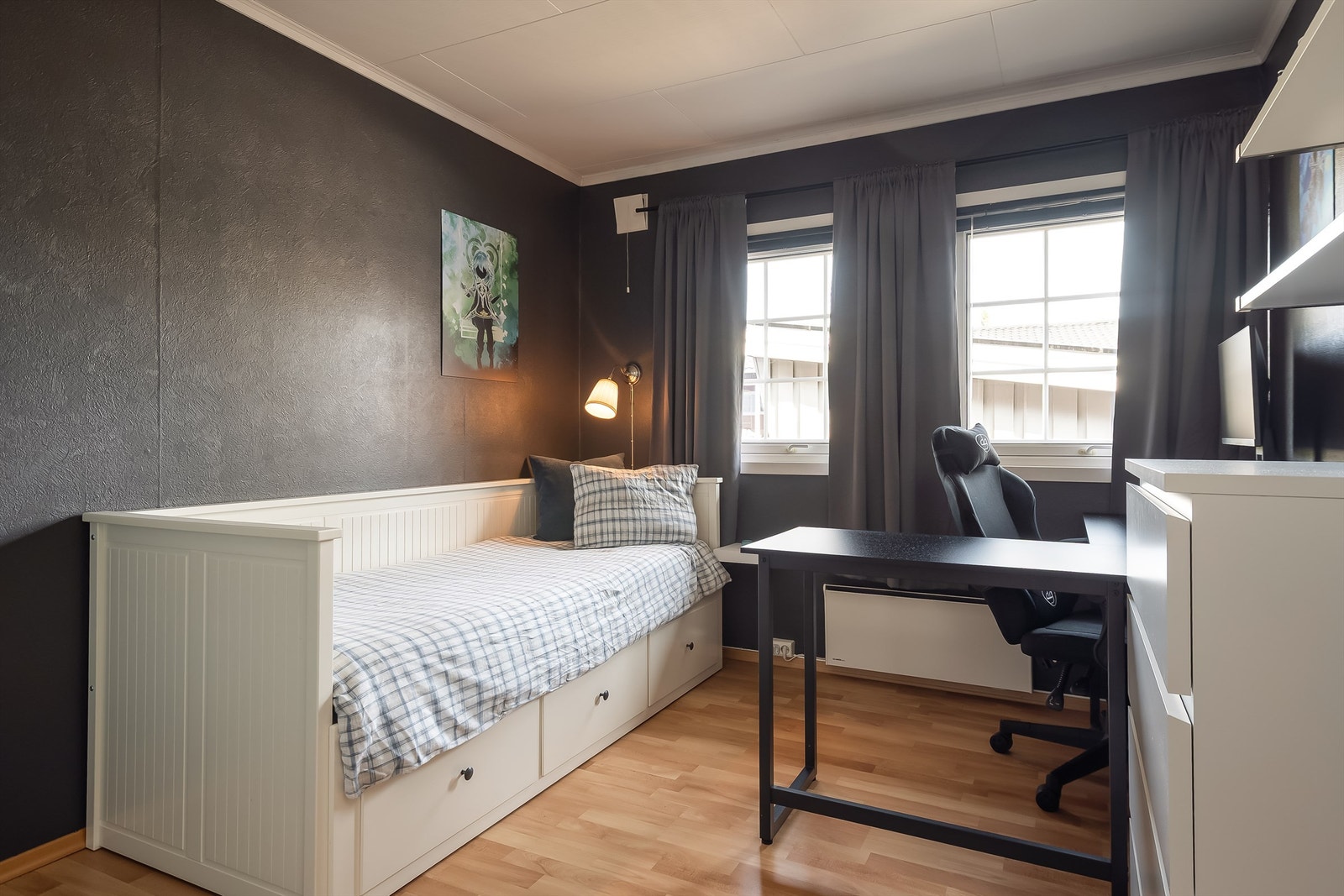 Den andre soverommet her er på 9,5 kvm., og har også medfølgende skyvedørsgarderobe Galleribilde