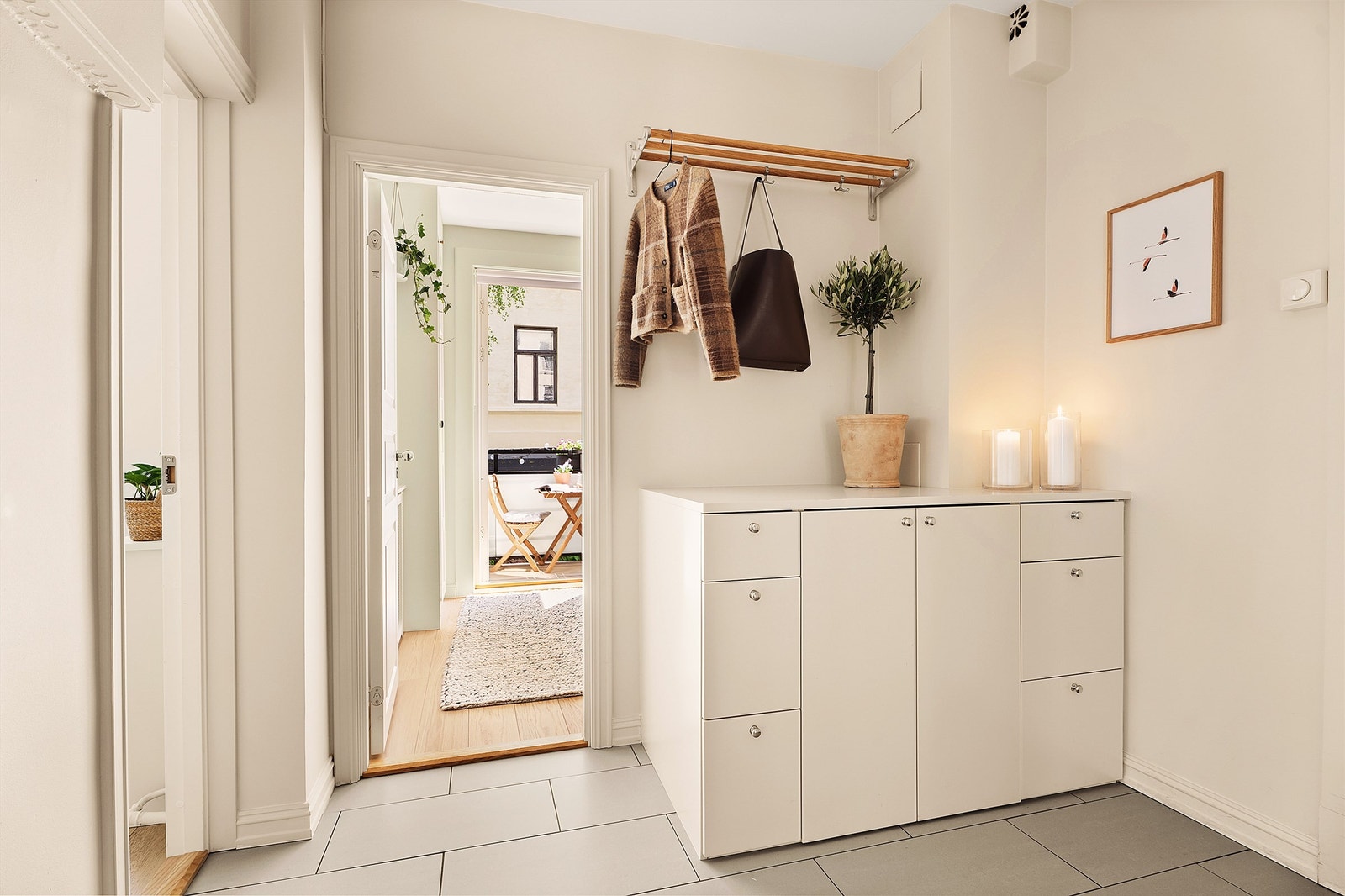 Romslig entré med god plass til å henge fra seg yttertøy og annet. Galleribilde