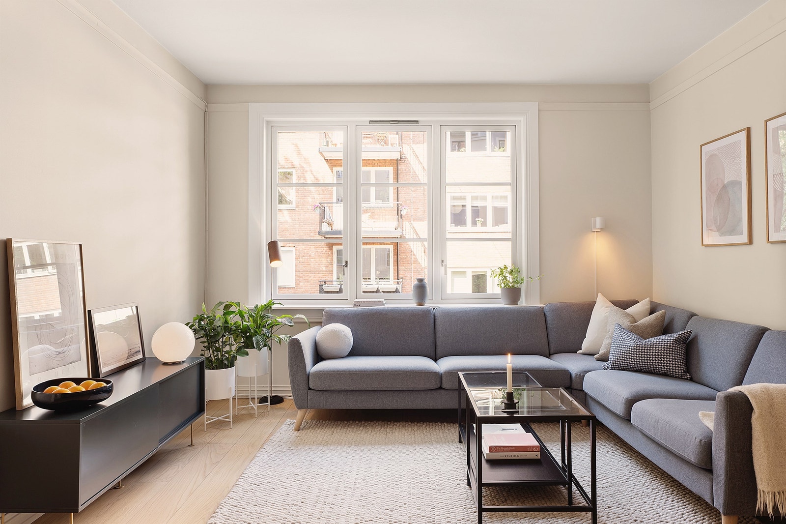 Stuen er romslig med plass til både sofa og spisebord Galleribilde