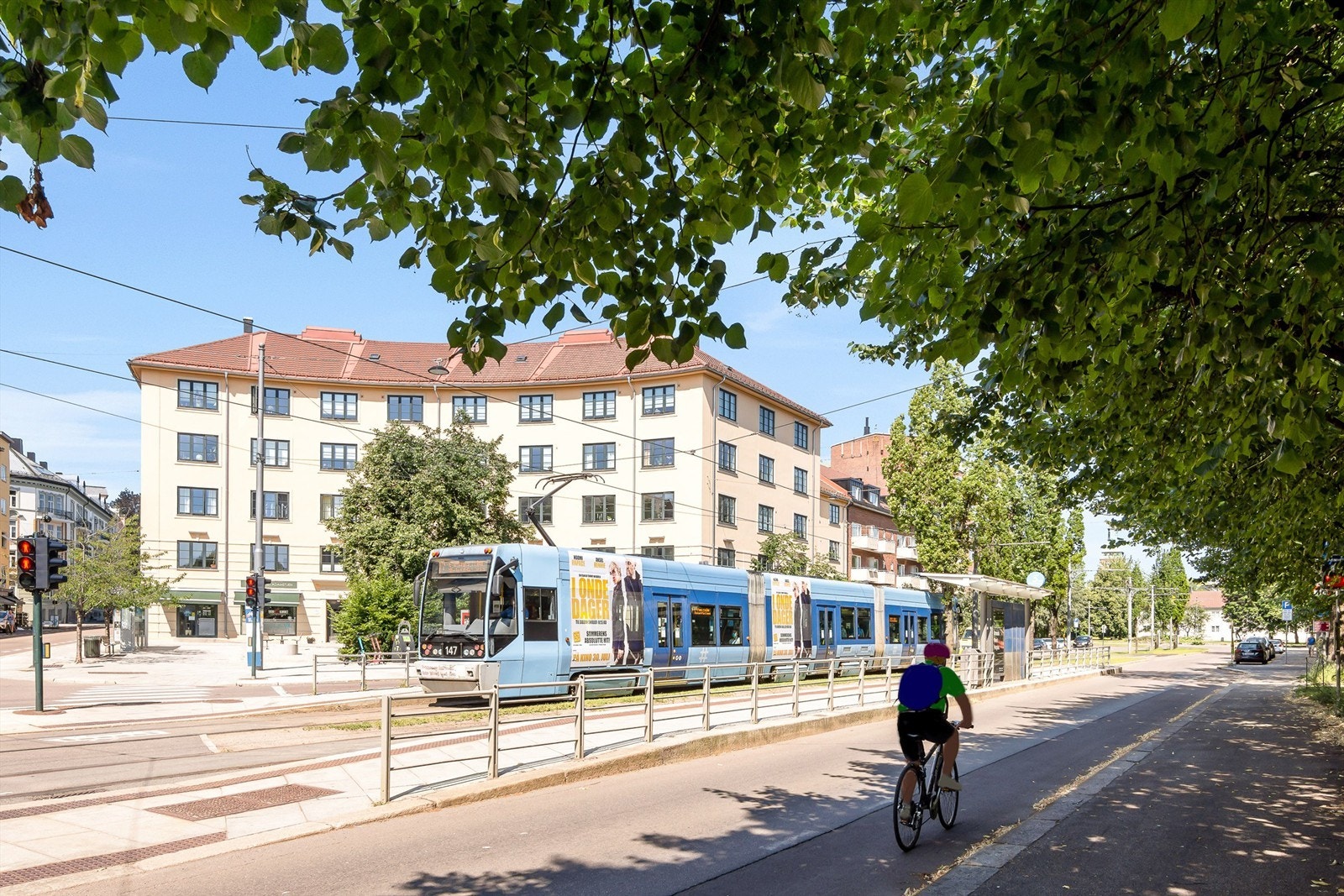 Få minutter unna finner du flere buss og trikkelinjer som gjør det enkelt å ta deg rundt i byen. Galleribilde