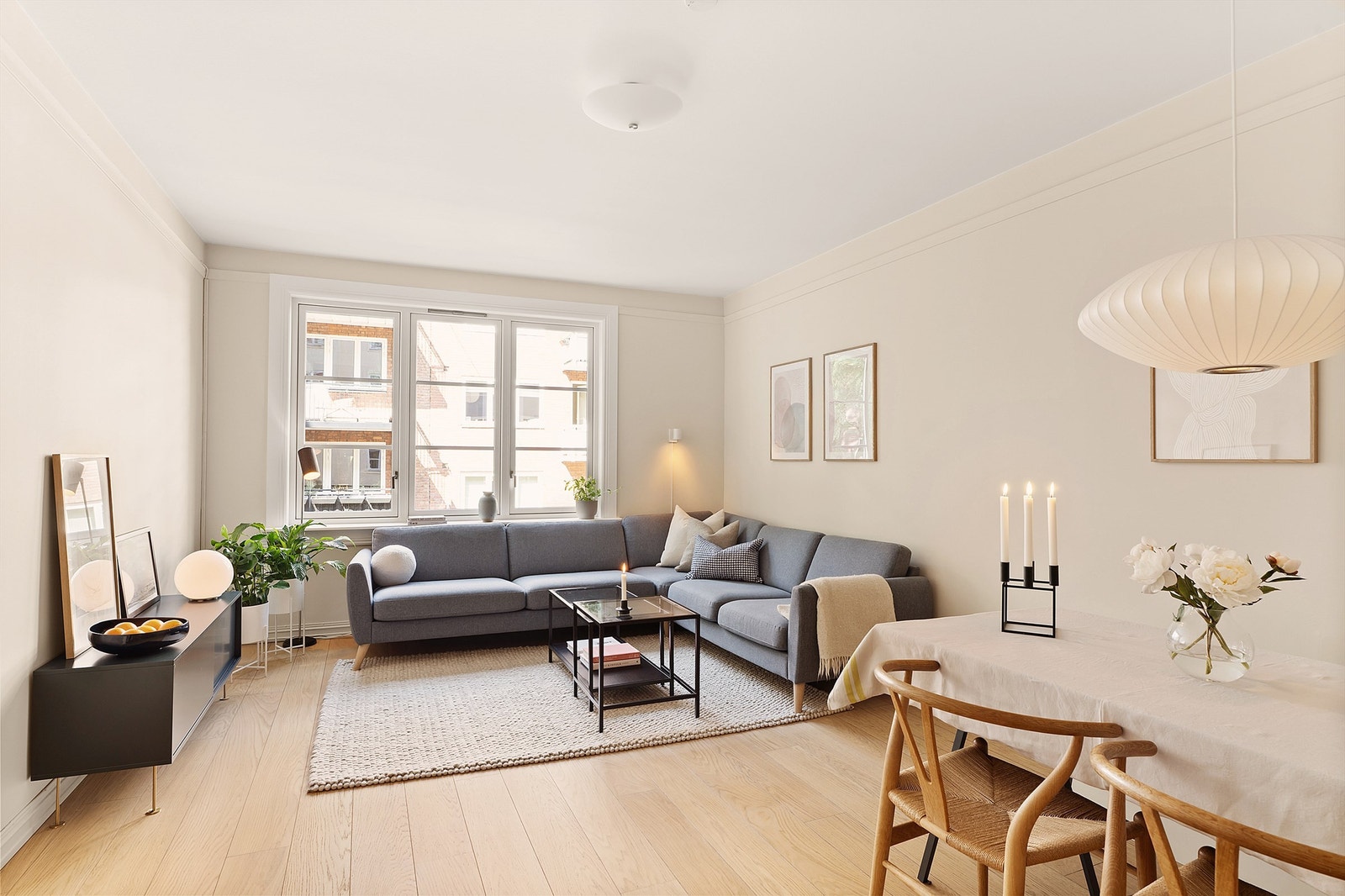 Velkommen til Vidars gate 11, en lekker 3-roms leilighet med en arealeffektiv planløsning og moderne standard presentert av Marius Dyngeland Iversen. Galleribilde