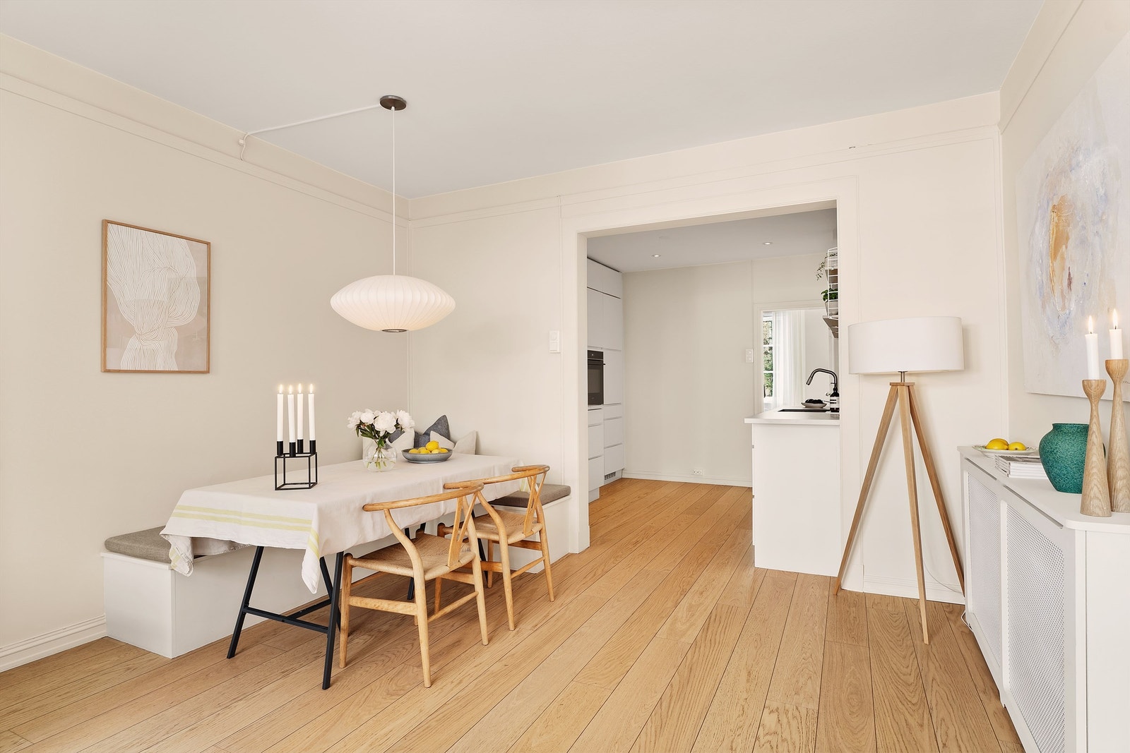 Den åpne løsningen til stue gjør det sosialt med gjester på besøk. Galleribilde