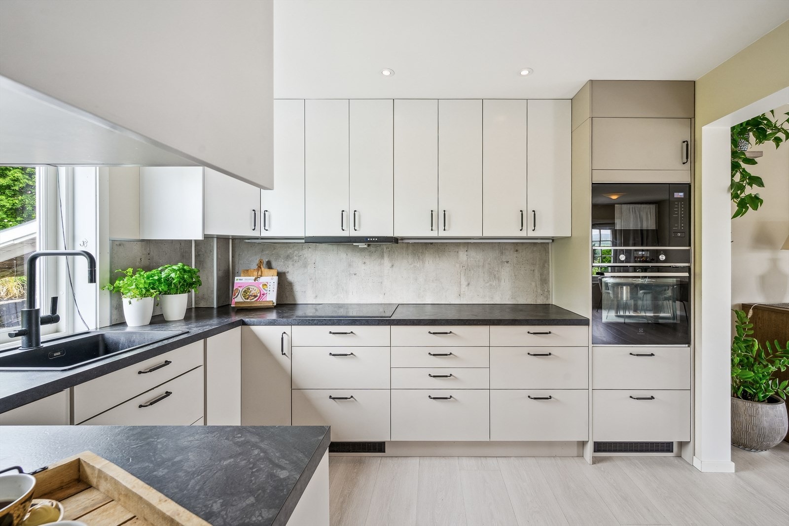 Pent, nyere kjøkken med mye skap- og benkeplass! Galleribilde