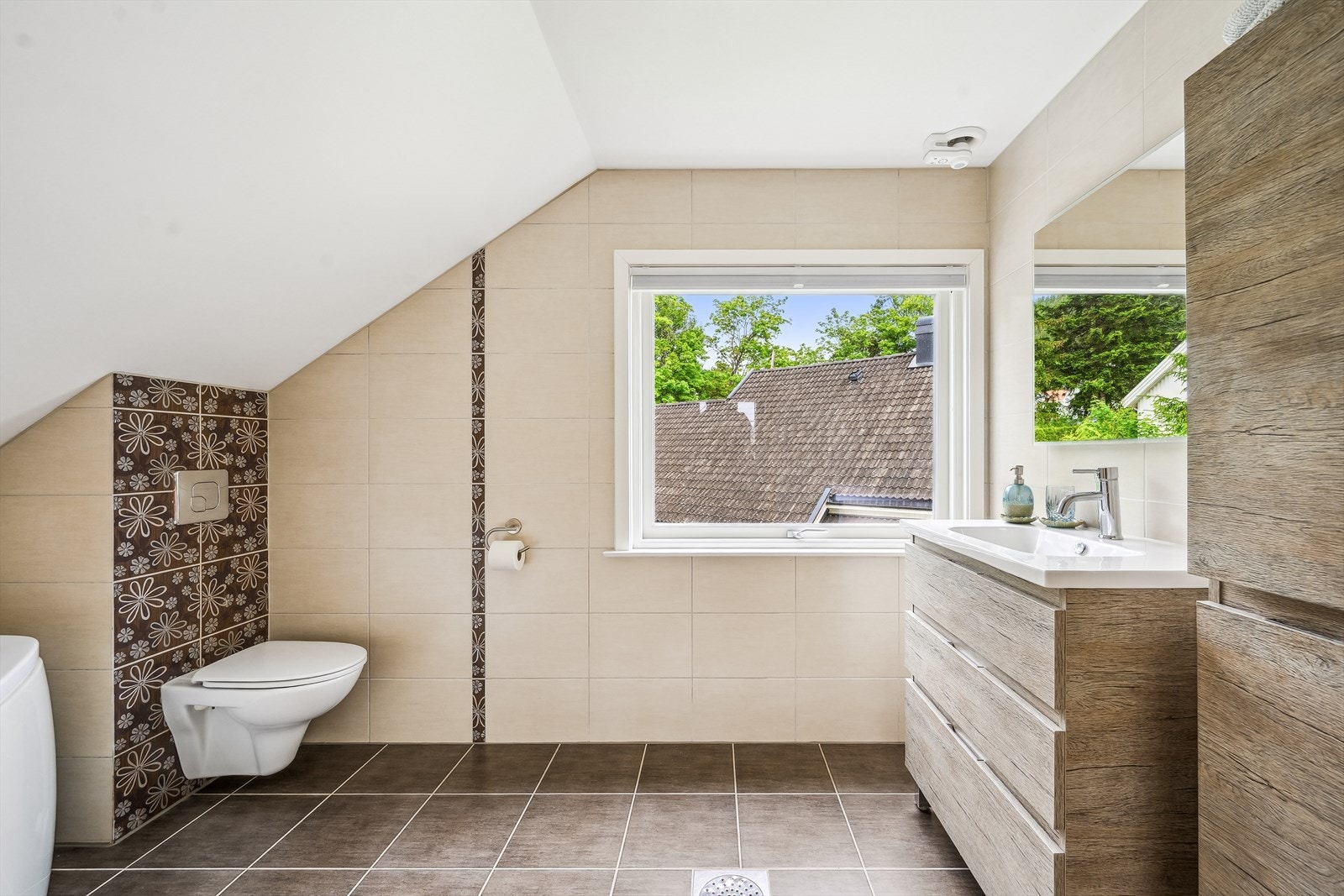 Pent flislagt baderom Galleribilde