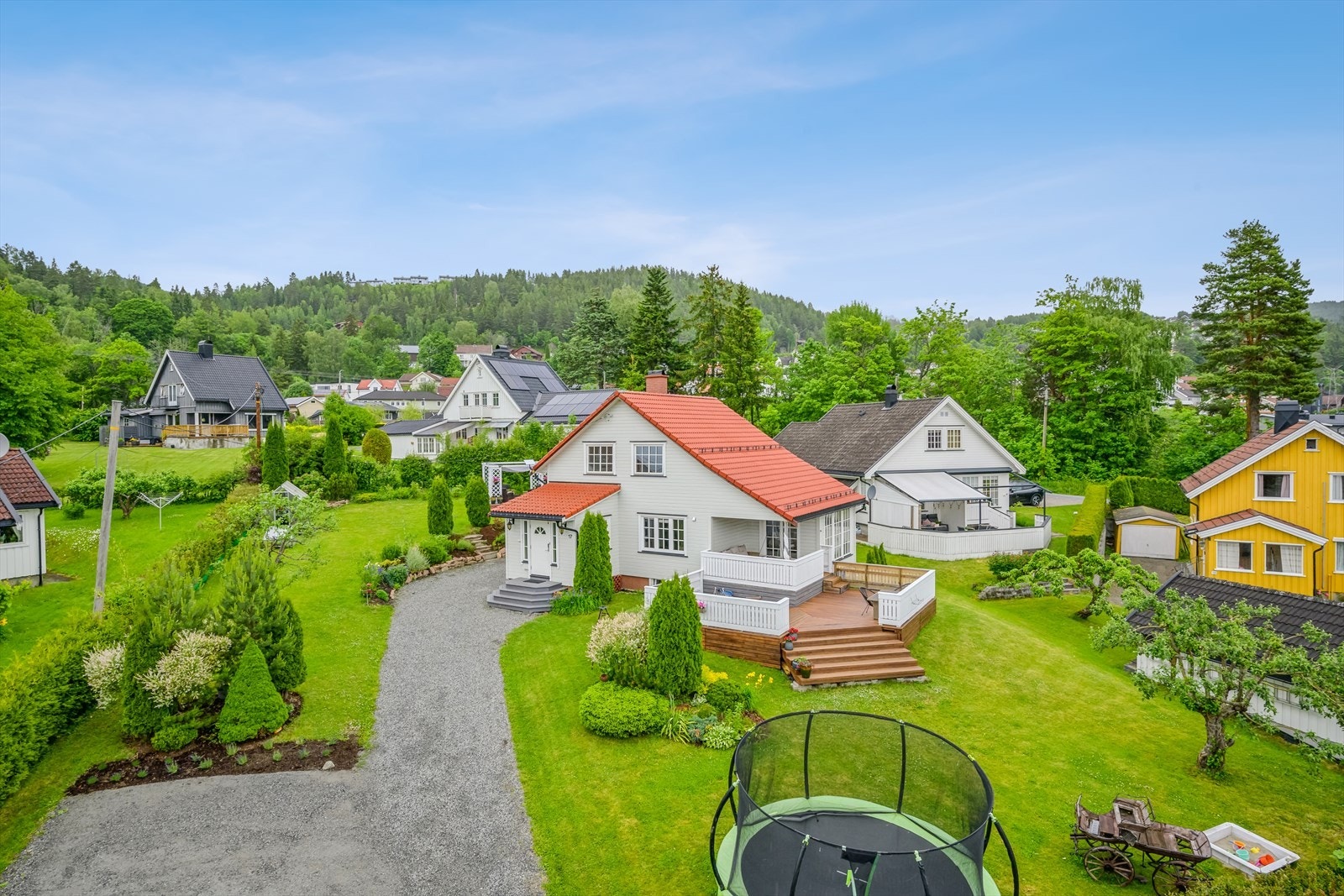 Eiendommen har en flott og barnevennlig tomt på ca. 1226 kvm. Galleribilde