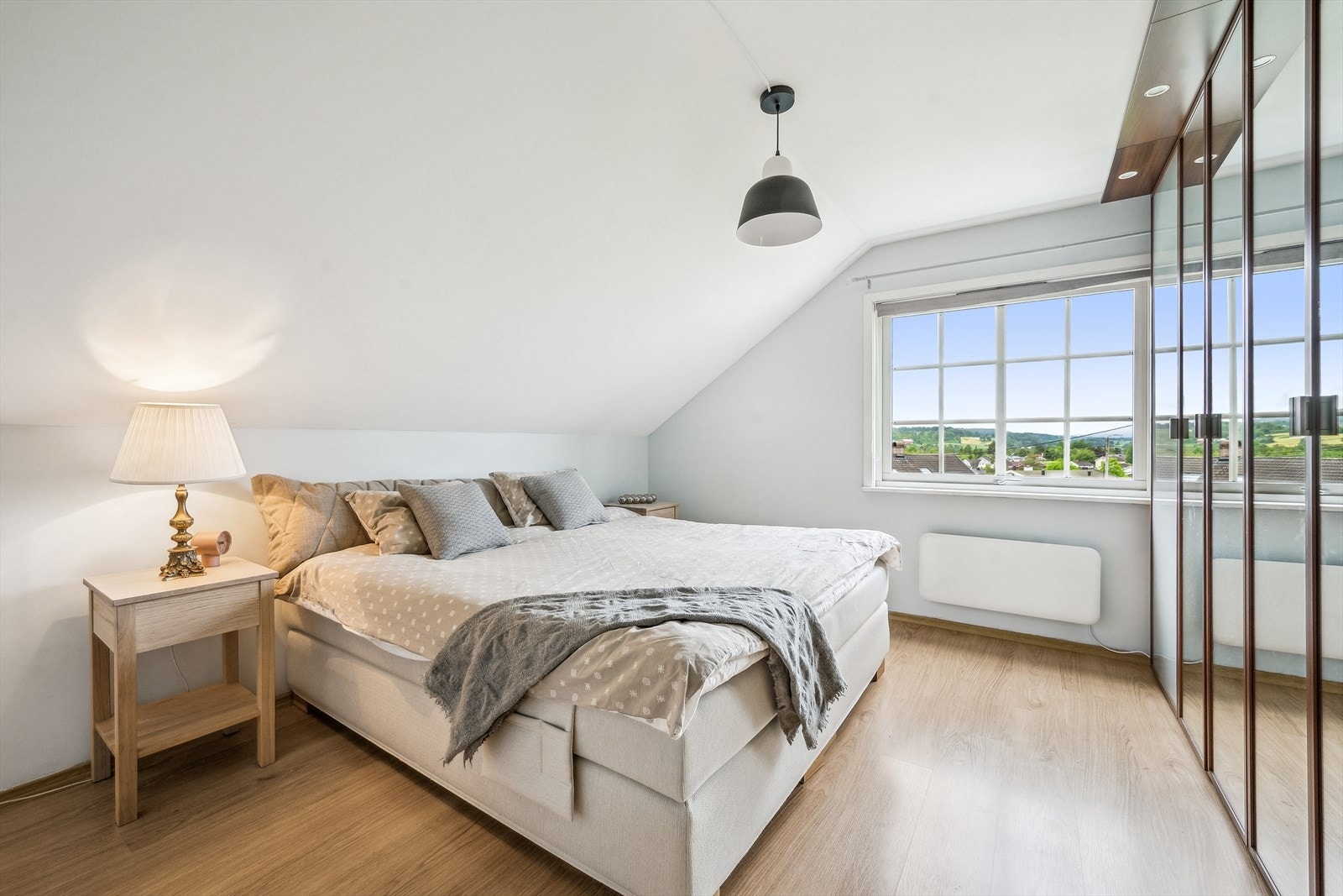 Hovedsoverom med garderobeskap Galleribilde