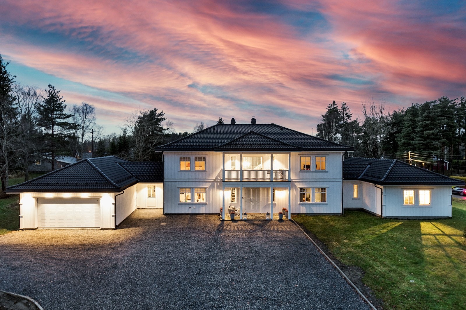 Parkering i integrert dobbelgarasje i boligen med plass til 2. stk. biler. Det er montert automatisk portåpner. Fra garasjen er det integrert sluse via teknisk rom og vaskerom direkte inn til boligen. Galleribilde