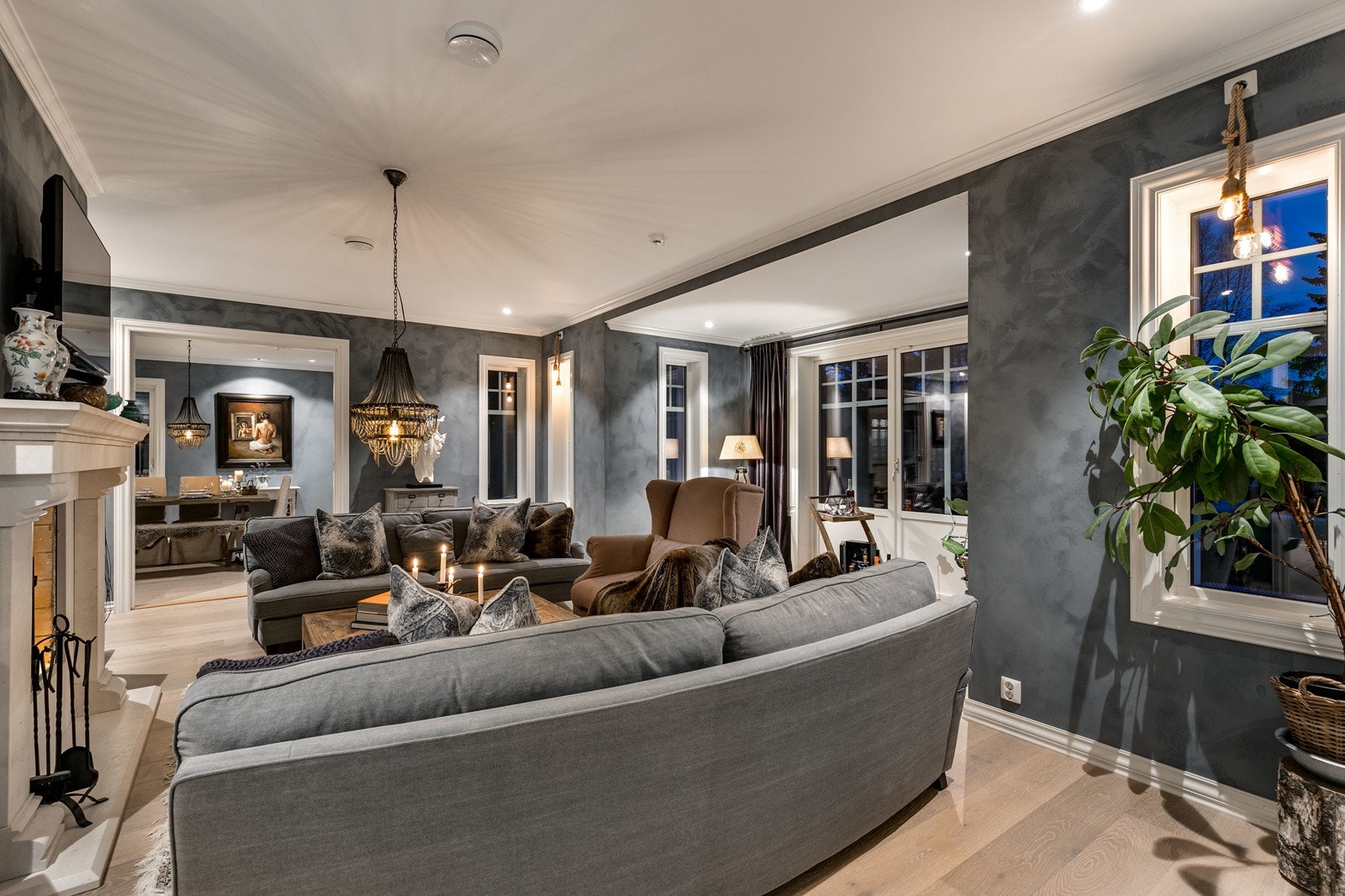 Rommet er malt i en tidsriktig blåfarge med vakker kalkmaling og på gulvet er det lagt nydelig enstavs lyspigmentert parkett. Himlingen er pent lyssatt med LED downlights. Galleribilde