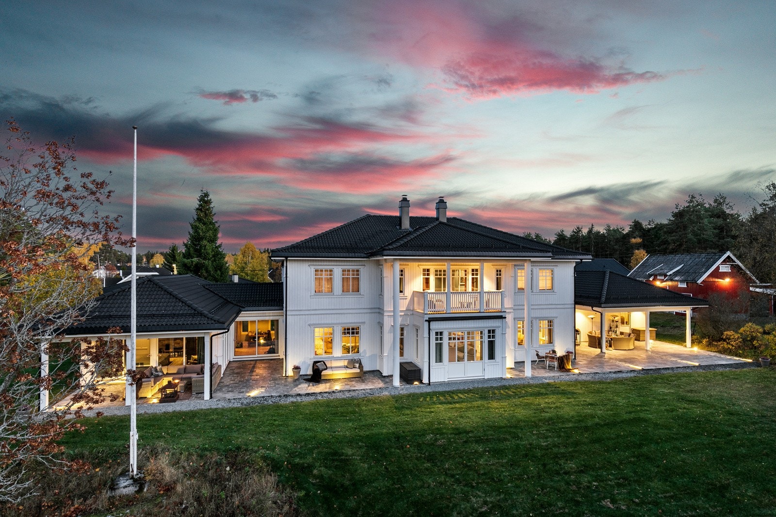 Tomten er pent opparbeidet med plenareal, busker, trær og diverse beplantning - samt noe naturlig vegetasjon. Gårdsplassen er gruslagt og omrammet av vakker kantstein. Galleribilde