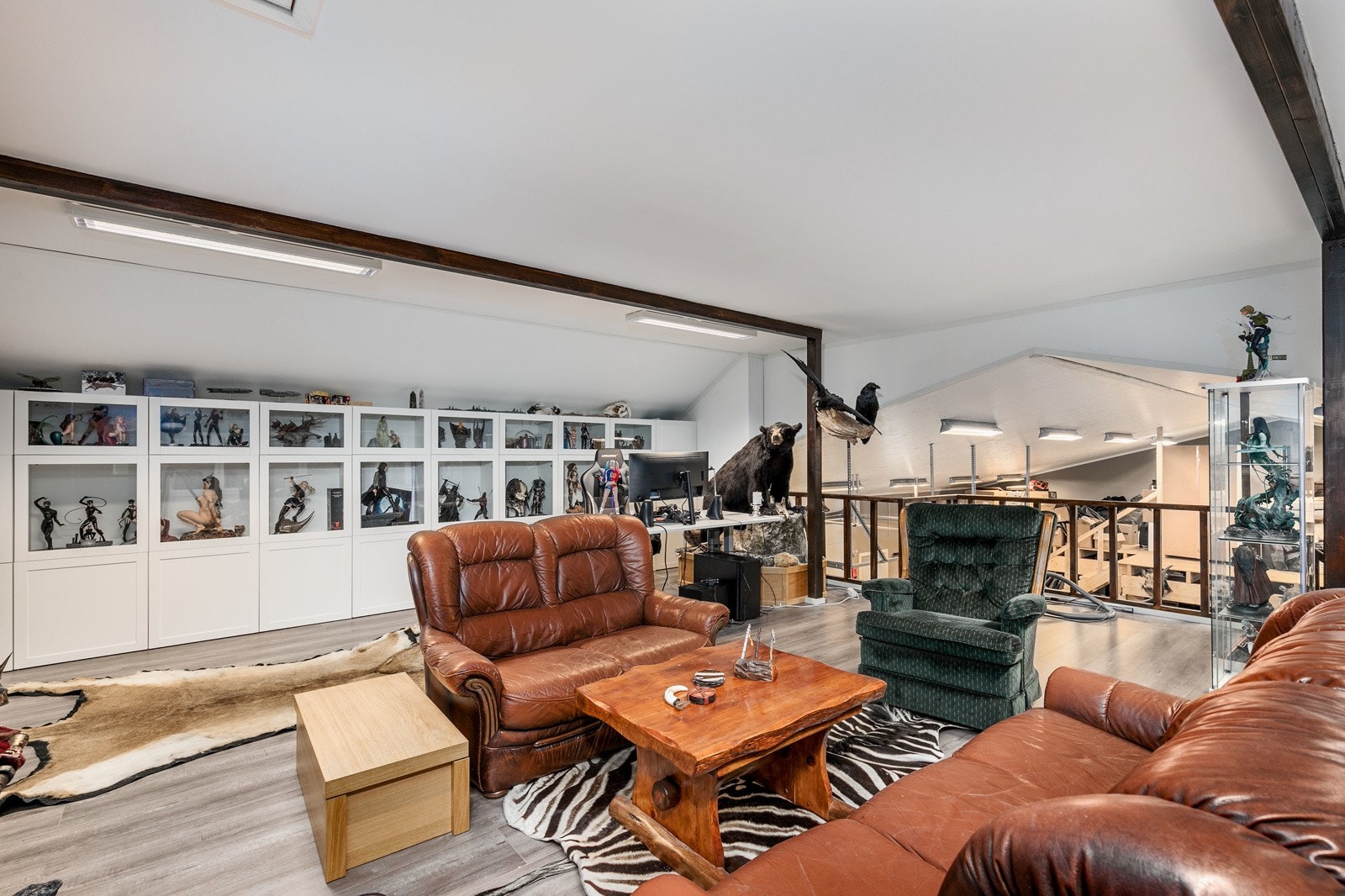 Garasjen er opprinnelig kun godkjent med garasjerom og bad i 1. etasje, samt hems - bygget er ikke godkjent for varig opphold. Galleribilde