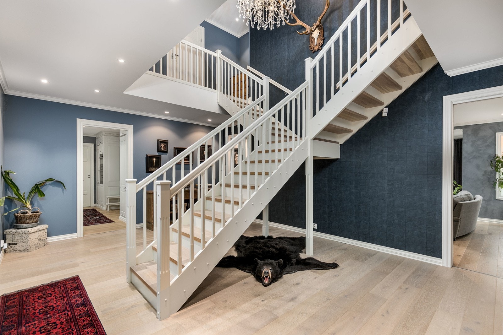 Fra den store hallen fører en herskapelig Y-trapp opp til et flott galleri med Tv-stue i boligens 2. etasje. Galleribilde