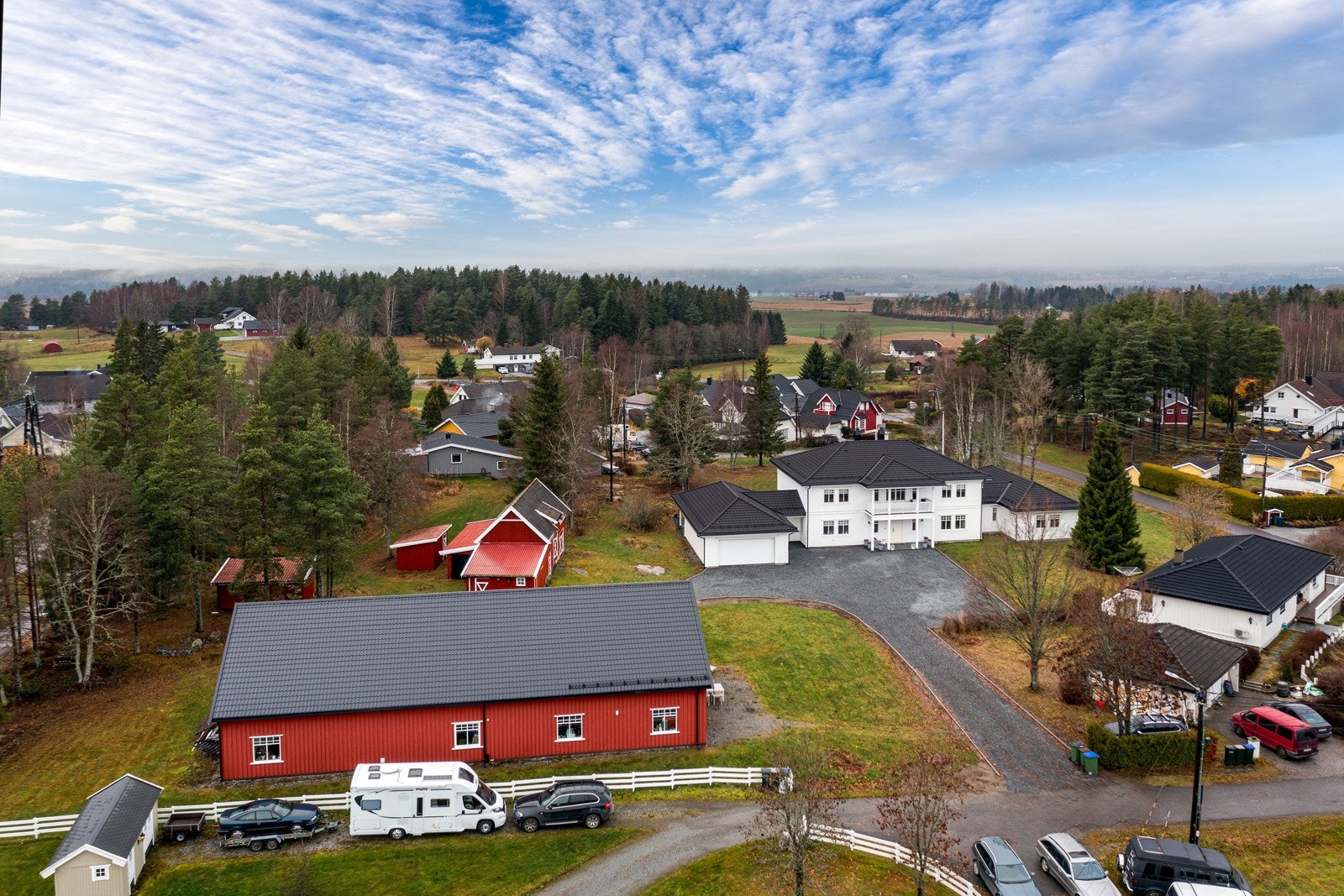 Garasje "låve" med støpt plate på mark. Yttervegger i bindingsverkskonstruksjon, kledd med stående malt trepanel. Yttertak i trekonstruksjon, tekket med plater. Galleribilde