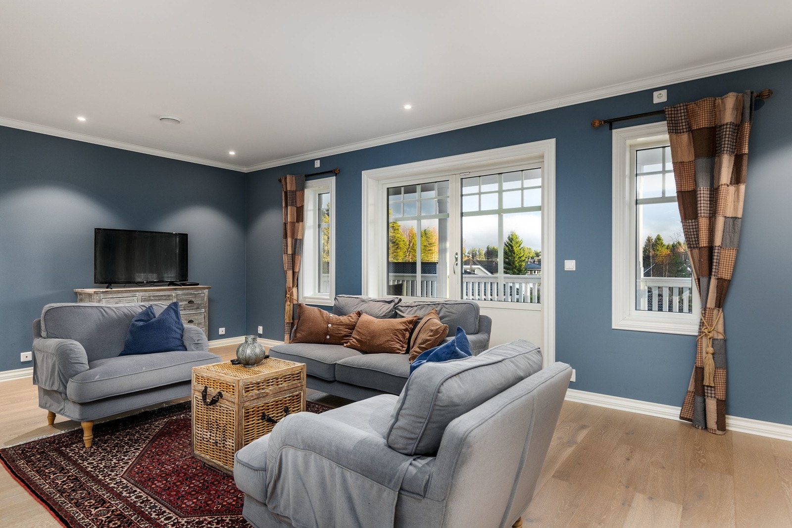 Her er det god plass for sofa og Tv-løsning, noe som gir ekstra spillerom og privatliv hos familier. Galleribilde