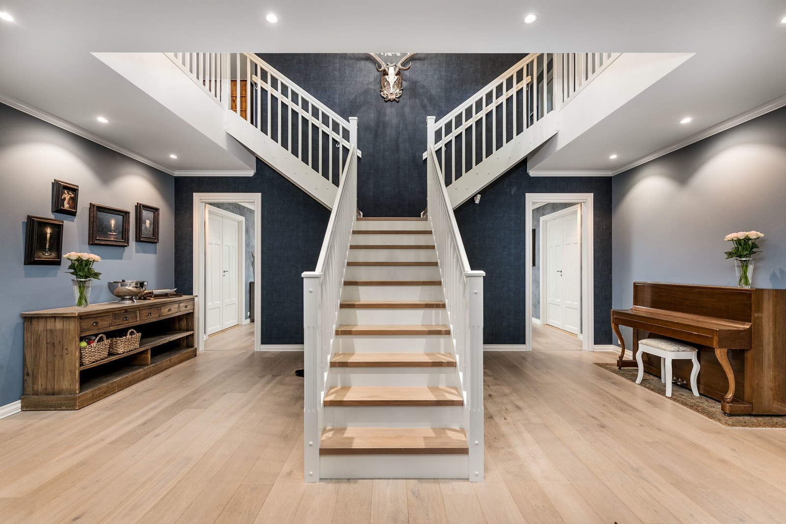 Den flotte hallen gir deg en "grand entrance" til denne herskapelige og betydelig påkostedede villaen - kan dette være din nye boligdrøm? Galleribilde