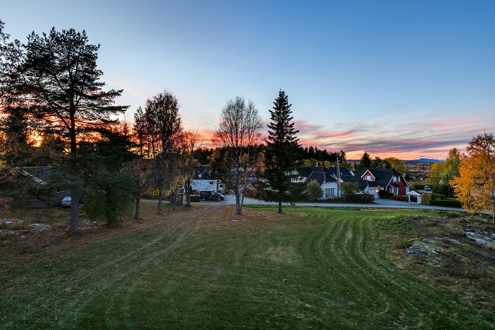 Nydelig utsyn fra uteplassen over det store grøntarealet tilhørende eiendommen. Galleribilde