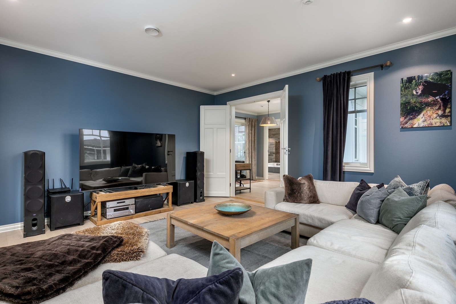 Himlingen er pent lyssatt med LED downlights. Rommet er opprinnelig godkjent som bibliotek, dette anses ikke å ha noen betydning for bruken av rommet. Galleribilde