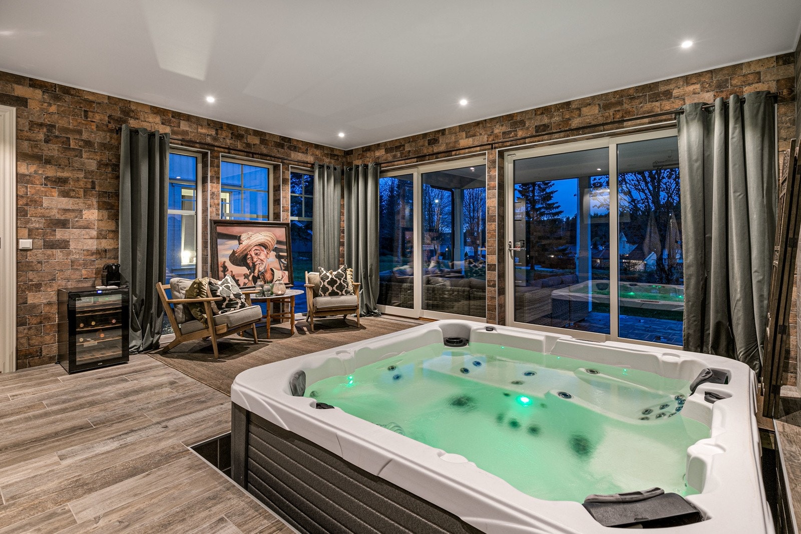 Det er etablert en helt egen SPA-avdeling i villaens høyre fløy - med bla. eget lounge-område, en stor nedsenket Jacuzzi (utendørs type), samt tilhørende baderom. Galleribilde