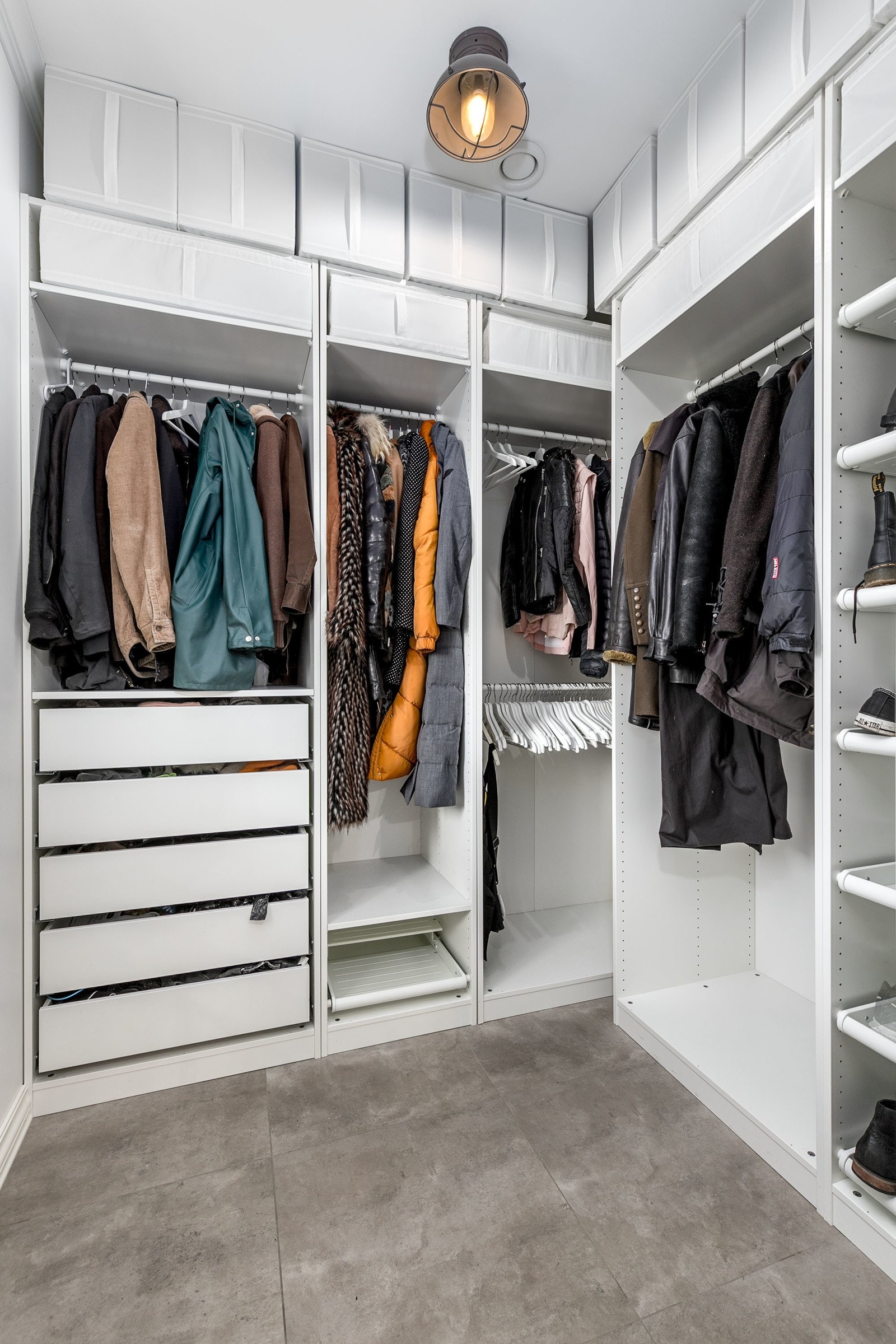 Det er direkte tilgang til eget tilhørende omkledningsrom, perfekt til oppbevaring av yttertøy og sko. Galleribilde