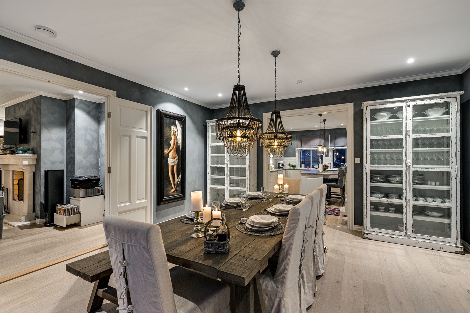 Rommet har kalkmalte slette veggflater og enstavs lyspigmentert parkett på gulv med vannbåren gulvvarme. Galleribilde