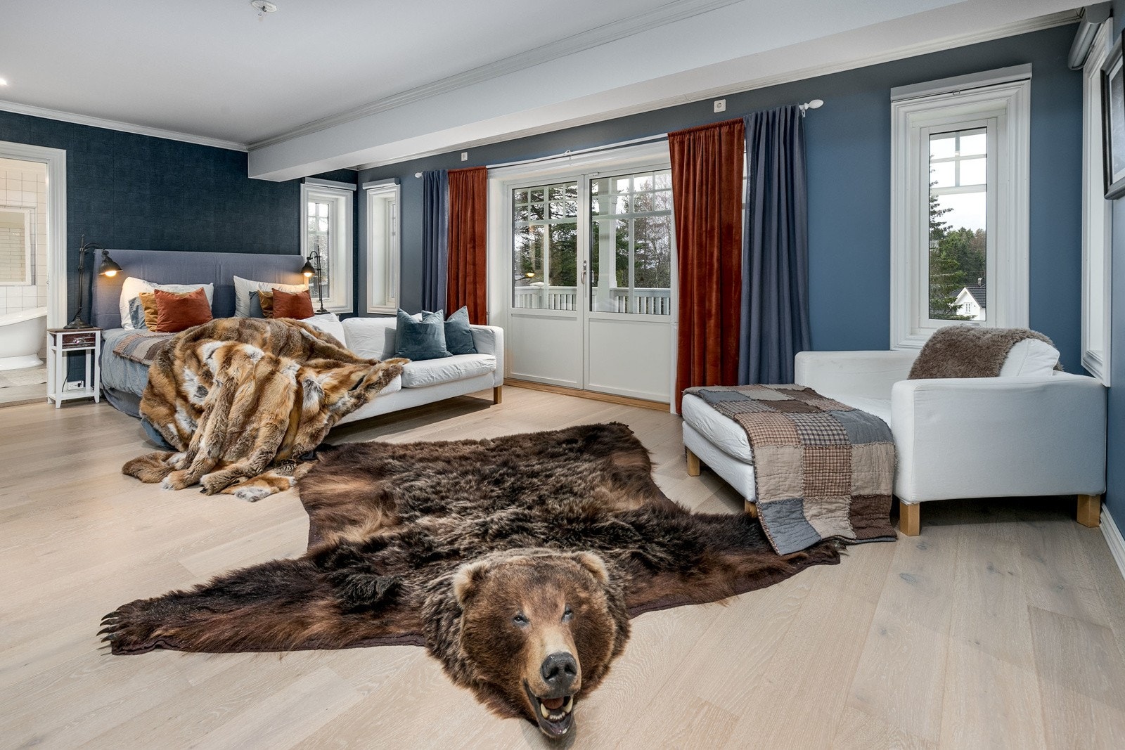 Hovedsoverommet er plassert i en egen suite-avdeling i boligens 2. etasje på ca. 60 kvm BRA med tilhørende bad og omkledningsrom. Eier har installert egen kodelås for inngang hit. Galleribilde