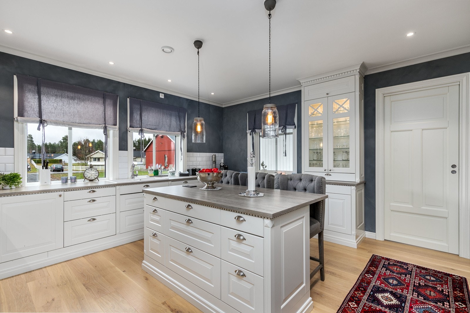 Den flotte kjøkkenøyen midt i rommet bidrar til ekstra arbeidsplass for den kokkeglade, samt en koselig frokostplass for 3 personer. Galleribilde