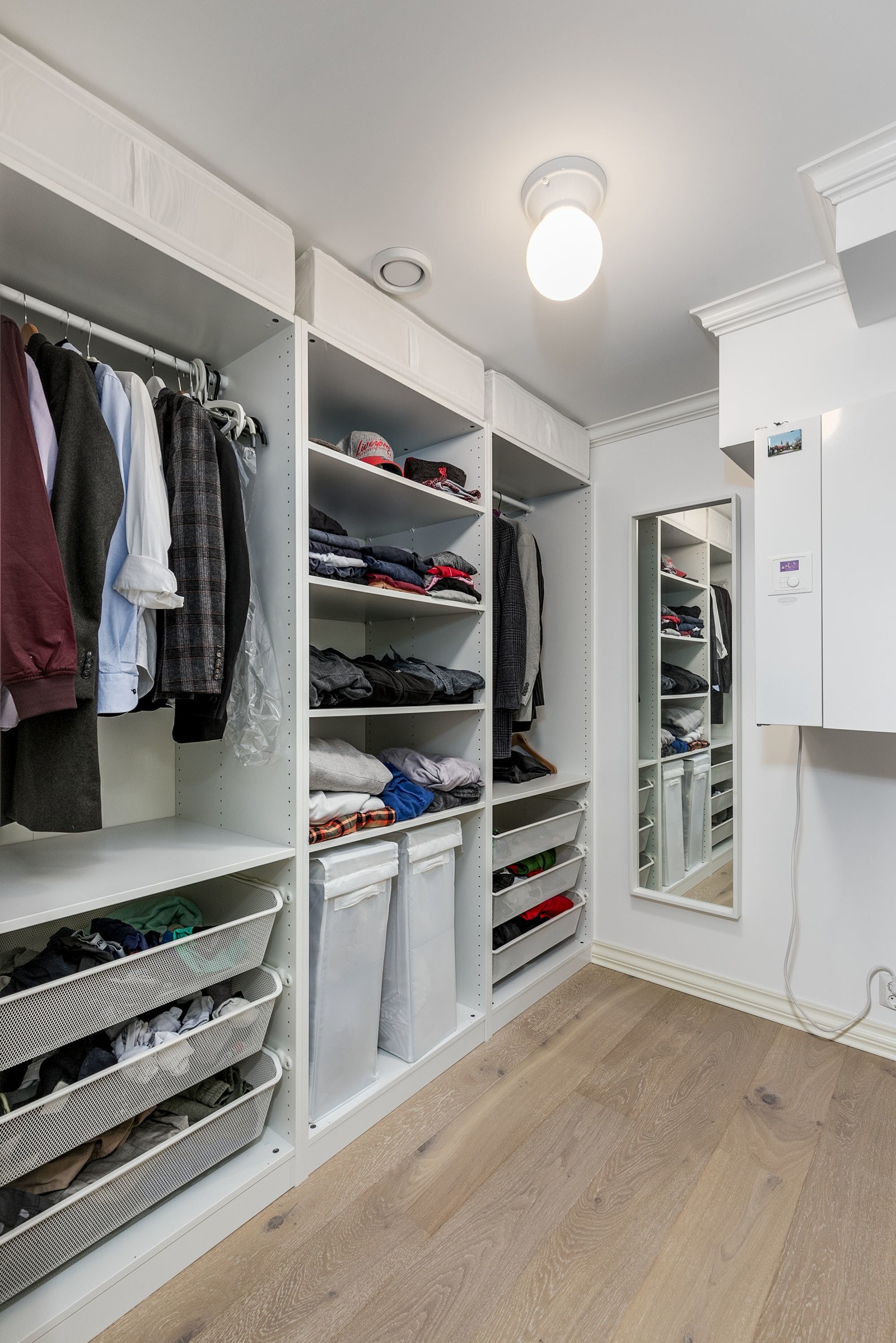 Direkte adkomst fra soverom 3 til praktisk omkledningsrom på ca. 5,2 kvm BRA - inneholder bla. takhøy skapinnredning med hyller, oppheng og diverse skuffer. Galleribilde