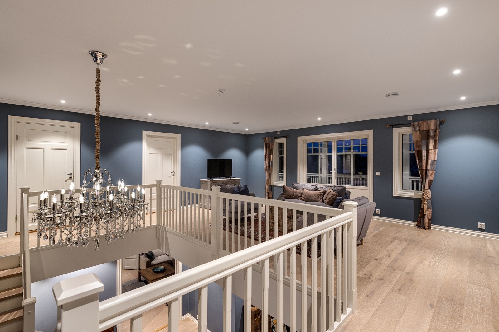 Terrassedøren fører enkelt ut til en sydøstvendt overbygget balkong på ca. 10 kvm med nydelig utsyn over eiendommen. Galleribilde