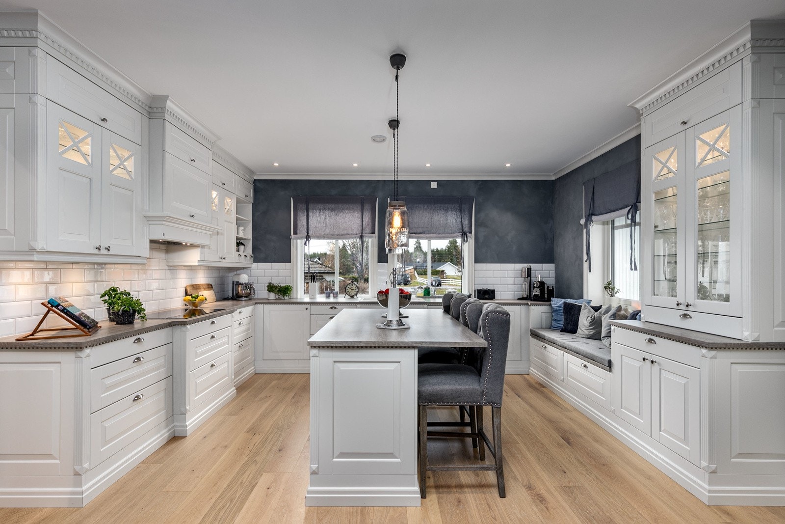 Stort, lekkert herregårdskjøkken fra den norske kvalitetsleverandøren Sigdal. Kjøkkenet er utformet i praktisk vinkelløsning som gir rikelig med både skap- og benkeplass. De store vindusflatene slipper inn godt med lys og bidrar til gode arbeidsforhold. Galleribilde