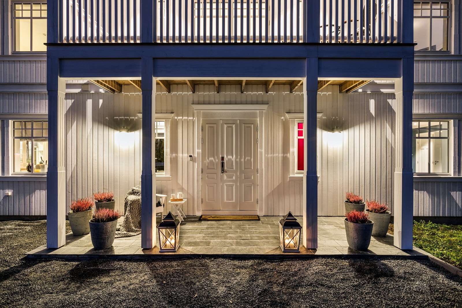 Et hyggelig overbygget inngangsparti på ca. 10 kvm ønsker deg velkommen inn - det er lagt lekre skiferfliser på dekke. Galleribilde