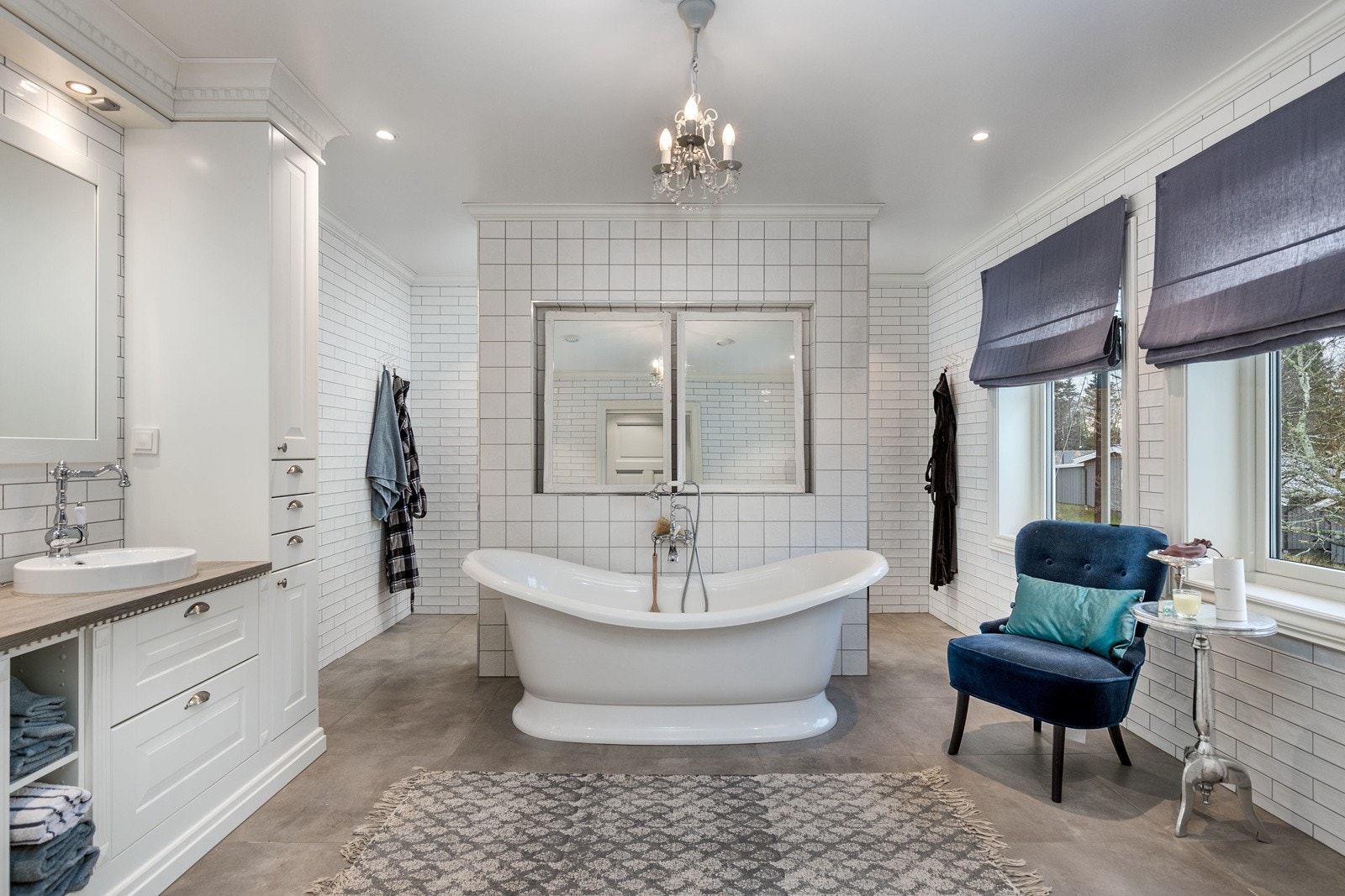 Smakfullt og meget romslig hovedbad i boligens 2.etasje med flislagte overflater og vannbåren varme i gulv. Badet er plassert i en egen suite-avdeling og har direkte tilknytning til boligens hovedsoverom. Galleribilde