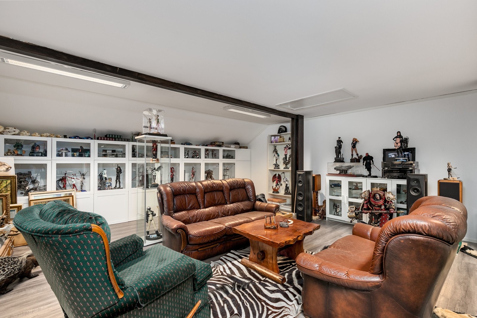 2 stk. innredede rom på hems med malte veggflater og laminat på gulv. Galleribilde