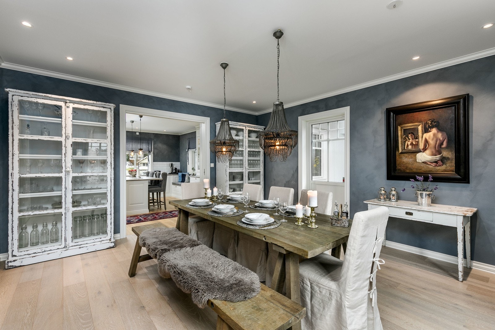 I den elegante spisestuen kan man enkelt følge med på arbeidet som foregår i kjøkkenet og ha det sosialt. Her er det god plass til å dekke opp til langbord å invitere familie og venner til hyggelige selskap. Galleribilde