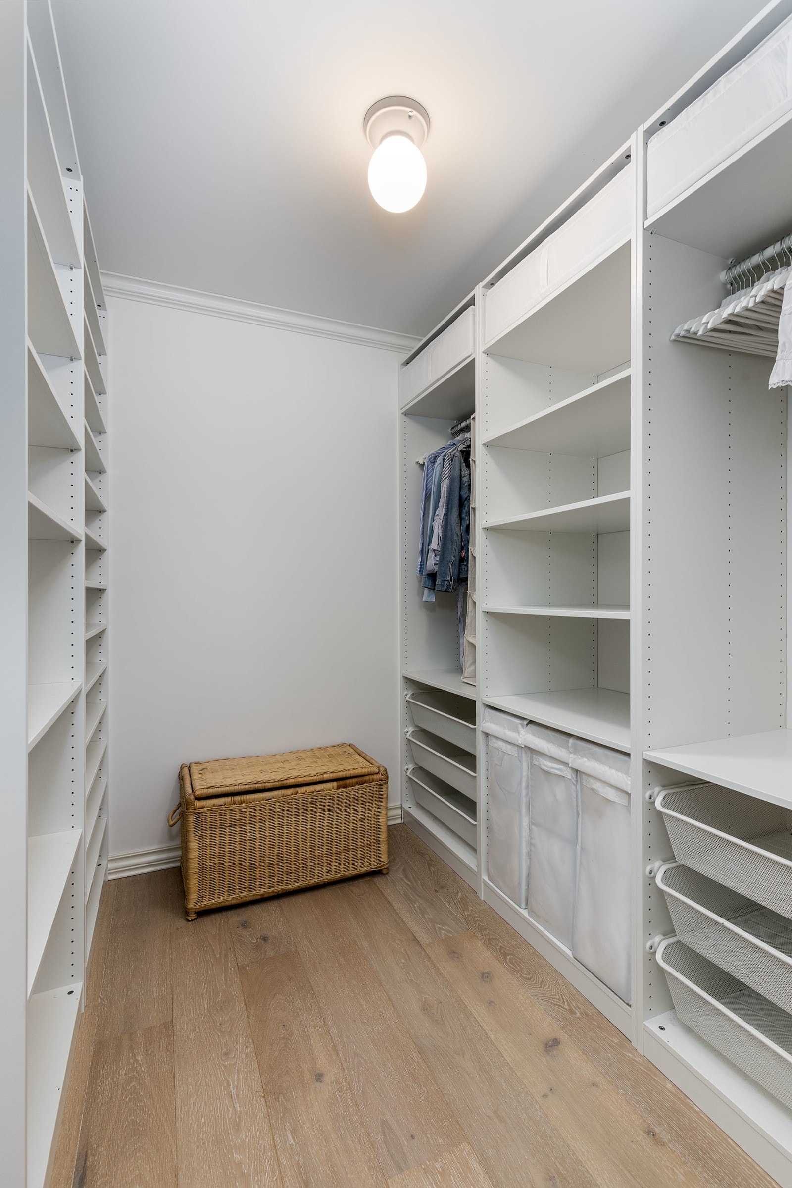 Direkte adkomst fra soverom 2 til praktisk omkledningsrom på ca. 5,2 kvm BRA - inneholder bla. takhøy skapinnredning med hyller, oppheng og diverse skuffer. Galleribilde