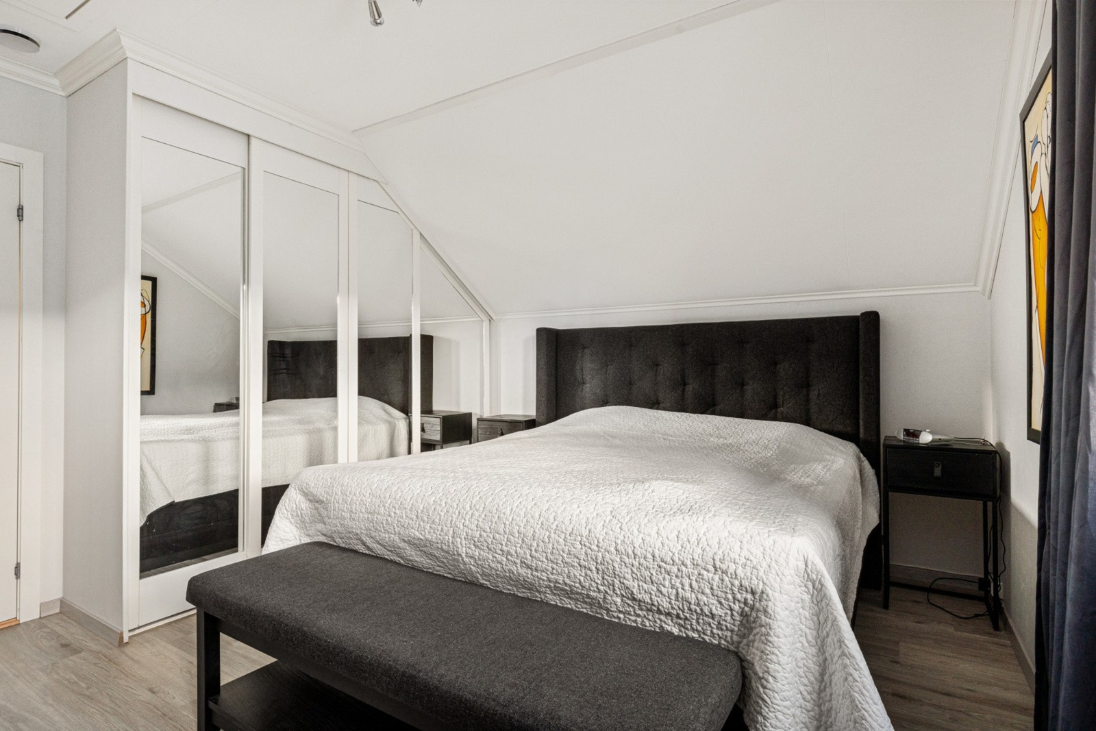 Praktisk skyvedørsgarderobe med gode oppbevaringsmuligheter Galleribilde