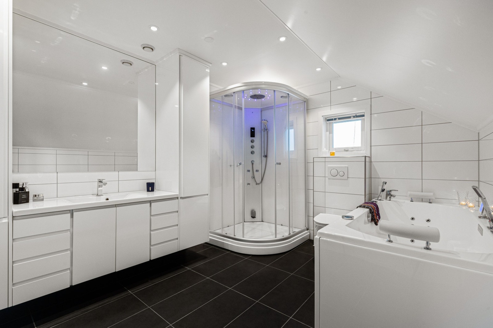 Lekkert baderom som holder et tidløst preg | Her får du luksusen av både badekar og dusjkabinett Galleribilde