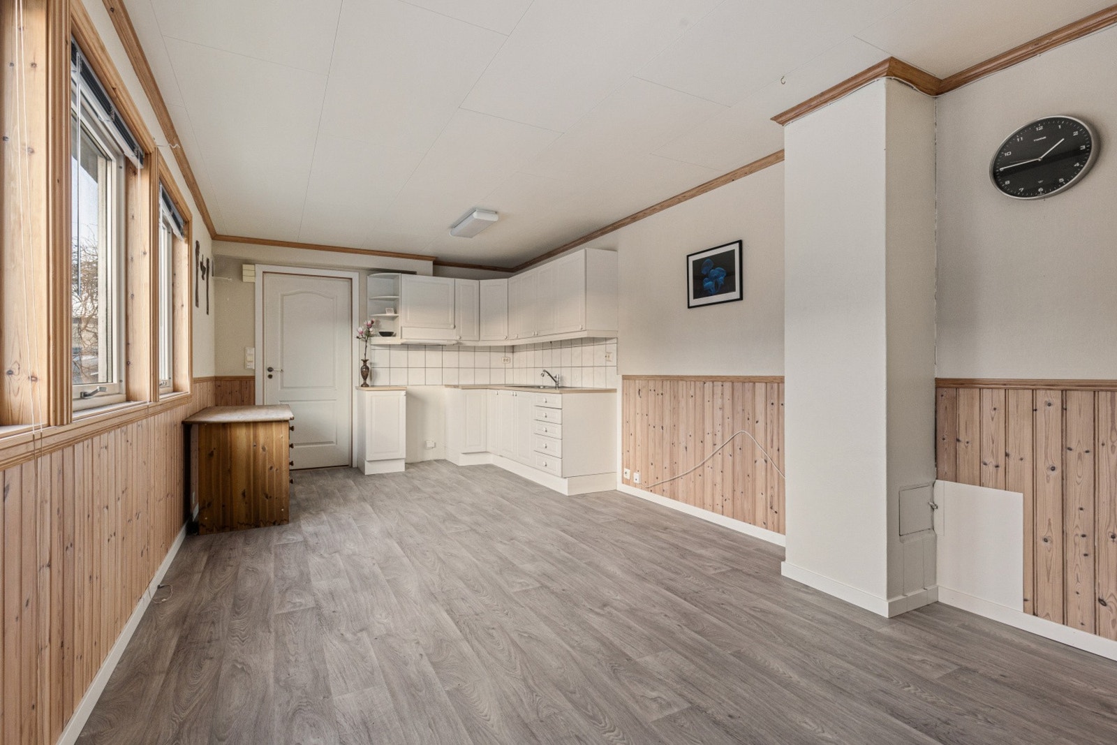 I underetasjen har du en utleiedel med en romslig stue og åpen løsning mot kjøkkenet Galleribilde