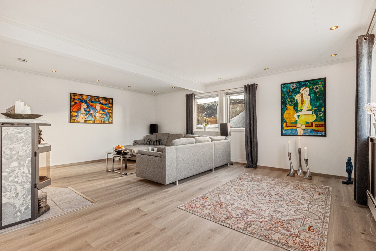 Boligen har en god planløsning som gjør det enkelt for nye eire å sette sitt eget preg på inventar Galleribilde