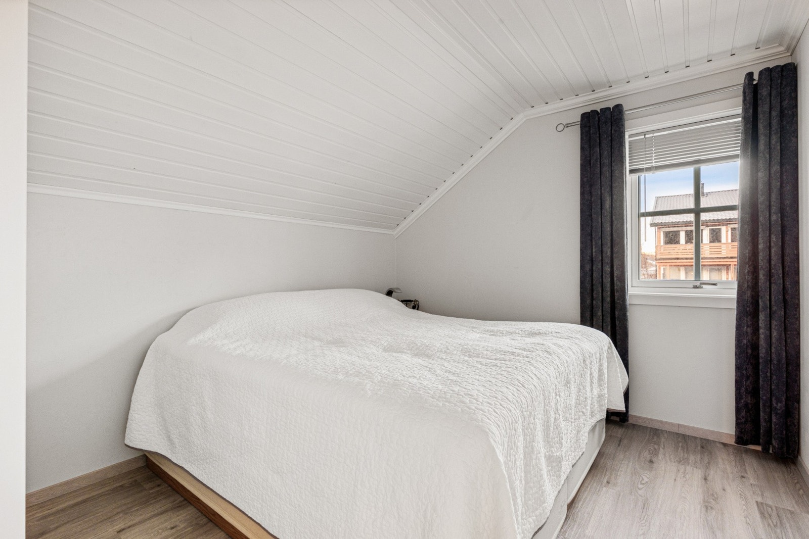 Boligens andre soverom er av god størrelse med plass for dobbeltseng, nattbord og garderobeløsning Galleribilde
