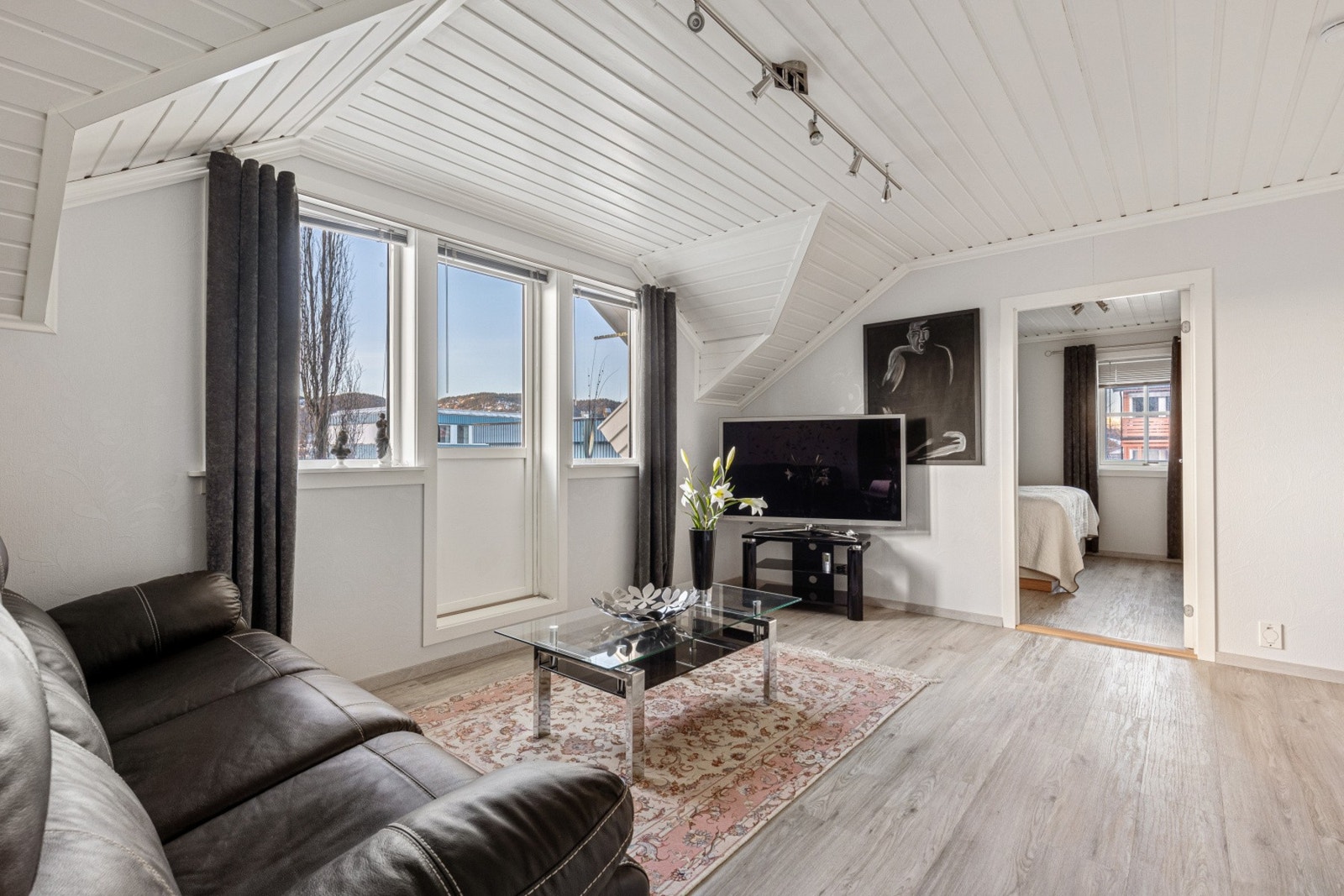 Godt med naturlig lys inn fra store vindusflater Galleribilde