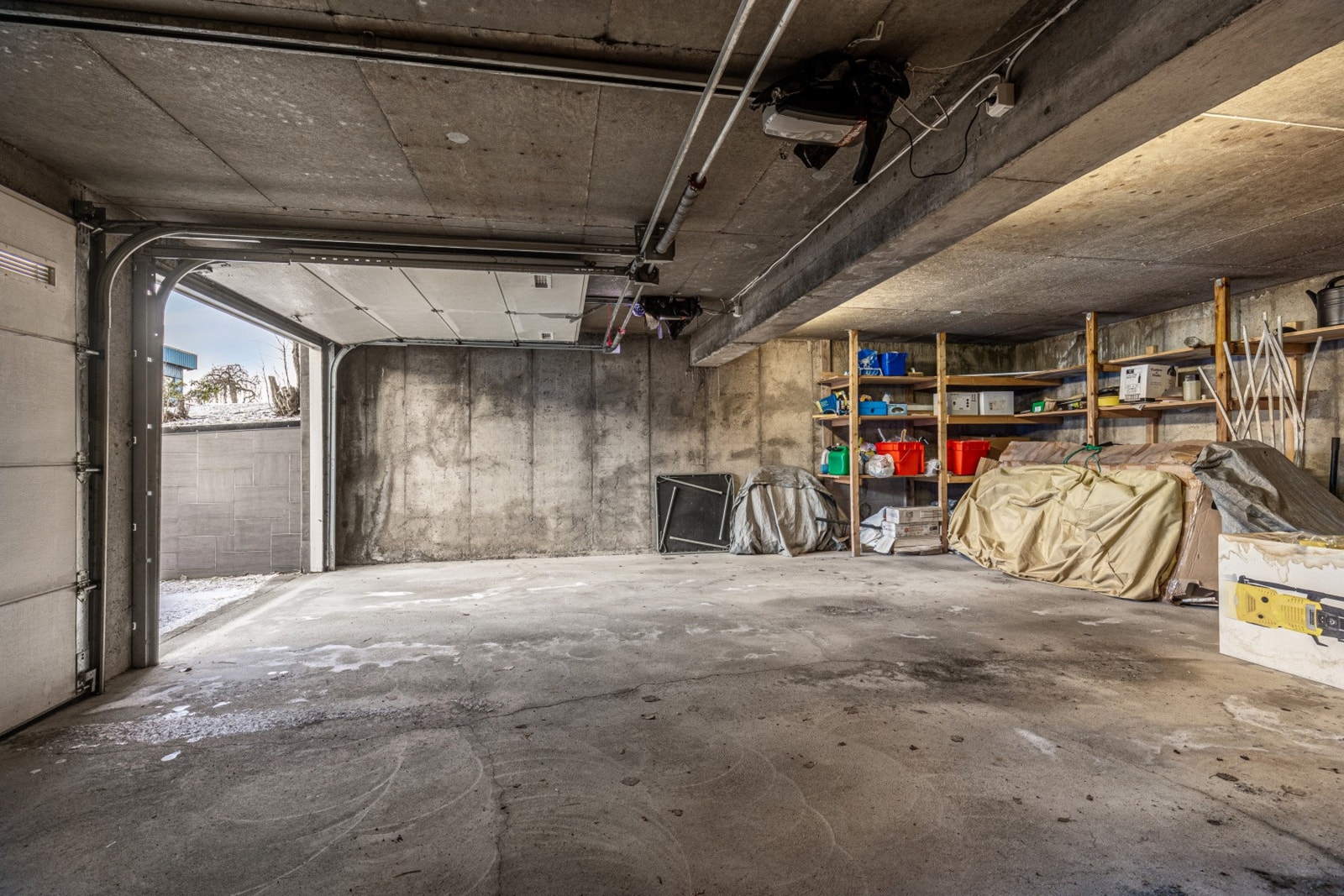 Gode parkering- og oppbevaringsmuligheter i dobbeltgarasje Galleribilde