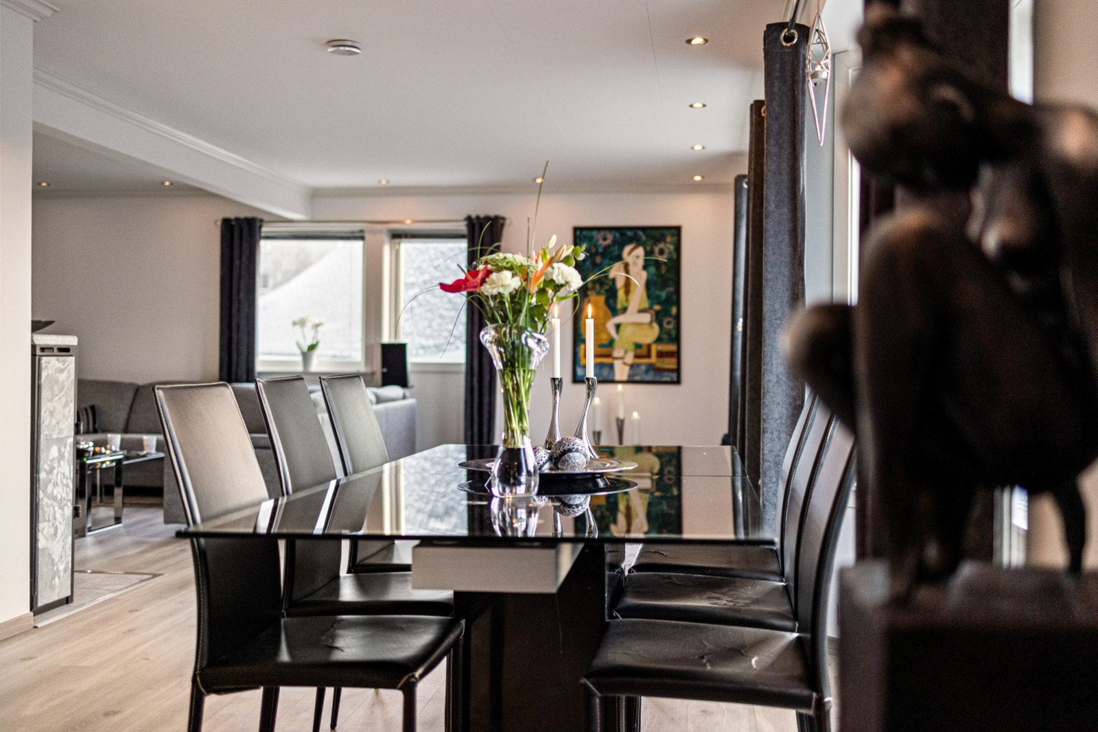 Med spiseplassen i direkte tilknytning til kjøkkenet kan samtalen flyte godt mellom kokken og gjestene ved matlagingen Galleribilde