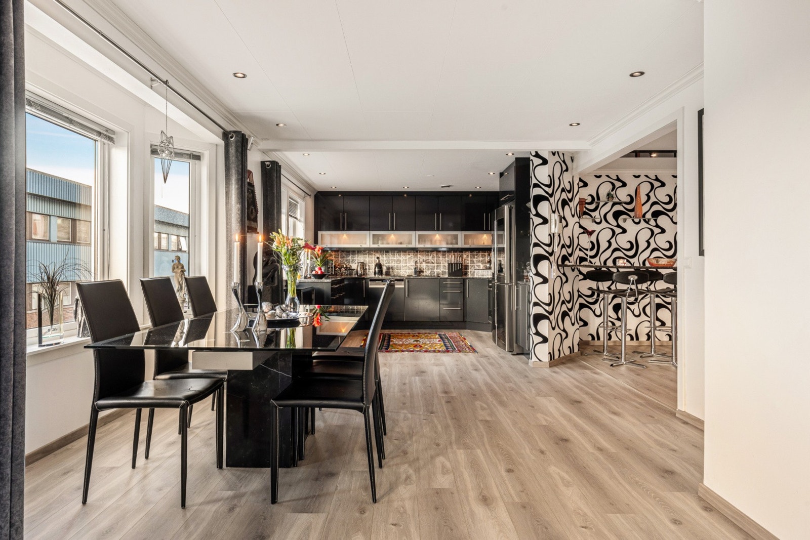 En lys og moderne spiseplass med plass til hele familien - perfekt for både hverdagsmåltider og festlige anledninger Galleribilde