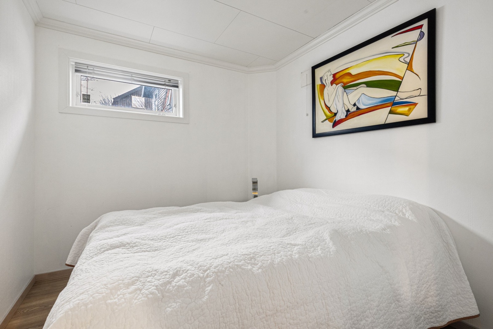 Soverommet har plass til dobbeltseng, nattbord og garderobeløsning Galleribilde