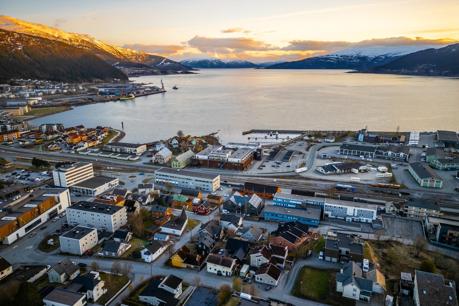 Boligen ligger attraktivt til i Sentrum av Mo i Rana, med gangavstand til alt av hva byen har å by på Galleribilde