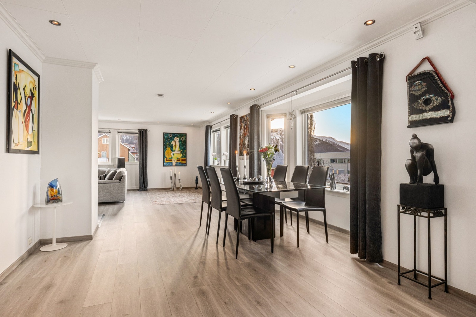 Det er utstrakt bruk av downlights i boligen Galleribilde